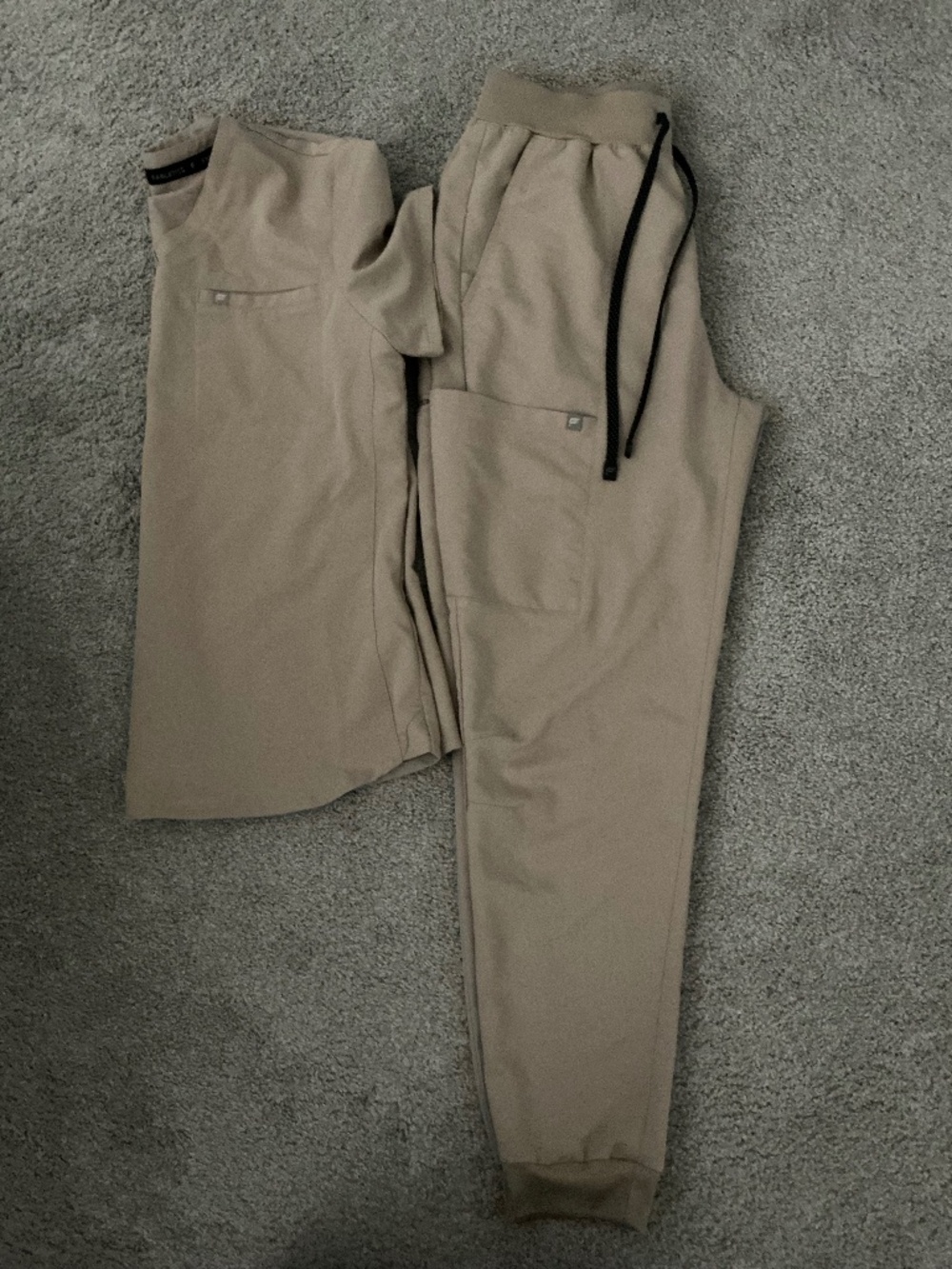 Fabletics Scrubs, Chai